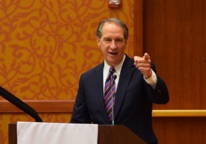 Illinois Sen. Chuck Weaver speaks to REALTORS® at the IAR Public Policy Meetings in East Peoria. 